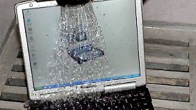 Nein, die kalte Dusche ist keine zuverlässige Methode der Datenvernichtung. Es gibt Rechner, die eine Duschattacke vollkommen unbeschadet überstehen.