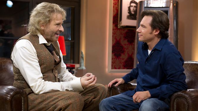 Thomas Gottschalk plaudert mit seinem Studiogast Michael "Bully" Herbig.