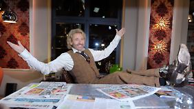 Gottschalk macht es sich an seinem Schreibtisch bequem.