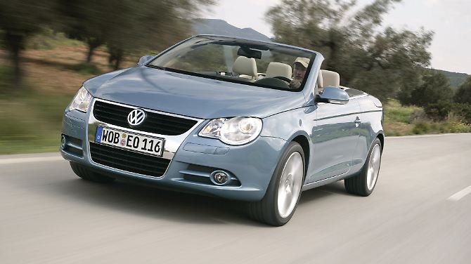 Der Eos ist kein Auto für weite Touren zu viert. Für zwei Reisende bietet er aber ausreichend Platz und dank seines versenkbaren Dachs auch einen hohen Spaßfaktor.