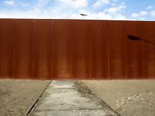 Der ehemalige Kontrollweg auf dem Todesstreifen endet in der Stahlwand der Gedenkstätte Berliner Mauer an der Bernauer Straße.