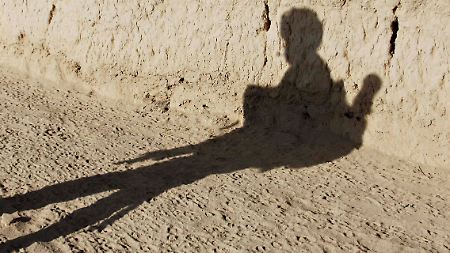 Der Schatten eines NATO-Soldaten in der Nähe von Kundus.