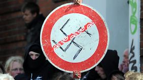 Protest gegen einen Marsch von Neonazis durch Lübeck im März 2011.