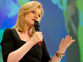 Arianna Huffington dankt für den Preis. 