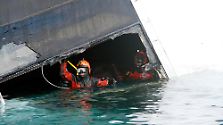 "Es ist gruselig, jedes Mal": Taucher durchkämmen die "Costa Concordia"