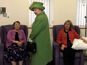 Kritischer Blick: Besuch eines Krankenhauses in Kings Lynn, Norfolk, im Jahr 2002. 