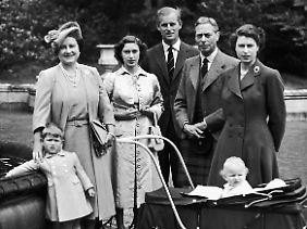 Elizabeth mit ihrem Mann Philip, ihren Eltern, ihrer Schwester Margaret sowie ihren Kindern Charles und Anne im August 1951.  