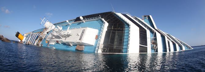 Schettino behauptet, ein Reederei-Manager habe das riskante Manöver von ihm verlangt.