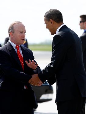 Mitch Daniels begrüßt Obama in Indianapolis bei dessen Besuch 2011.