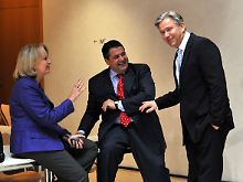 Klaus Wowereit (r) im Gespräch mit Hannelore Kraft und Sigmar Gabriel.