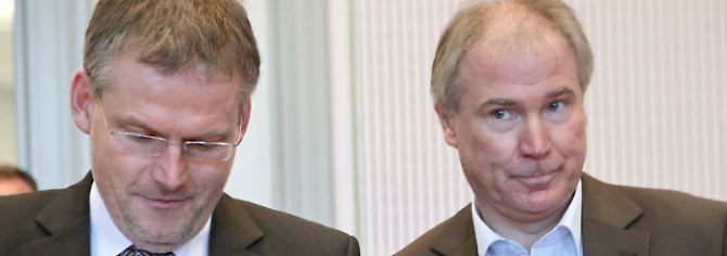 Ein freier Mann: Uwe Schwenker, rechts, hier mit seinem Anwalt Michael Gubitz.