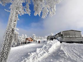 Im Neuschnee und Sonnenschein sowie bei Minus-Temperaturen sind Skifahrer, Snowboarder und Spaziergänger auf dem 971 Meter hohen Wurmberg im Oberharz unterwegs.