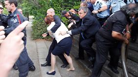 Die Aborigines haben ihre Kultur verloren und Ministerpräsidentin Gillard einen Schuh.