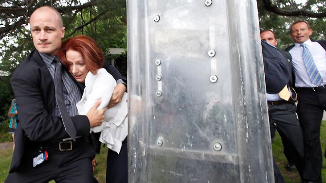  Personenschützer bringen Gillard in Sicherheit.