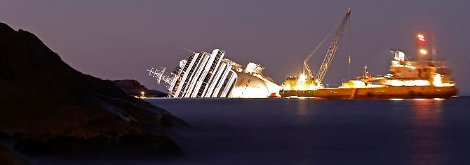 Die havarierte "Costa Concordia" vor Giglio.