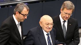 Voßkuhle und Wulff müssen den Gast stützen.
