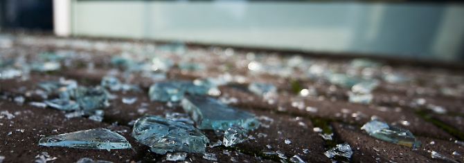 Die Feuerwehr hatte die Scheiben der Wohnung eingeschlagen, doch die Helfer kamen zu spät.