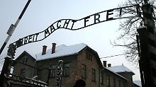 Der Schriftzug "Arbeit macht frei" hängt über dem Eingang zum Stammlager des ehemaligen Konzentrationslagers in Auschwitz.