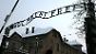 Der Schriftzug "Arbeit macht frei" hängt über dem Eingang zum Stammlager des ehemaligen Konzentrationslagers in Auschwitz.