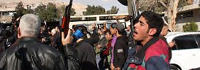 Die Soldaten des Assad-Regimes und Oppositionelle stehen sich feindlich gegenüber. Tote gibt es auf beiden Seiten.