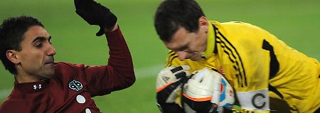 Nürnbergs Torwart Raphael Schäfer packt zu, bevor Mohammed Abdellaoue an den Ball kommt. 