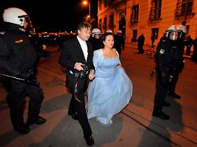 Die Gäste des Balls konnten nur unter Polizeischutz in die Hofburg gelangen.