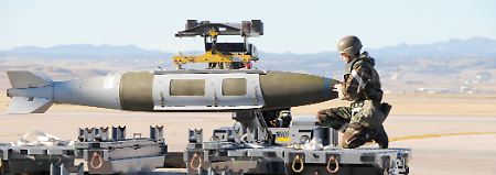 Modernes Säbelrasseln mit Bomben: Die USA sprechen in aller Öffentlichkeit über ihre bunkerbrechenden Waffen.