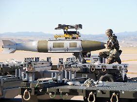 Modernes Säbelrasseln mit Bomben: Die USA sprechen in aller Öffentlichkeit über ihre bunkerbrechenden Waffen.