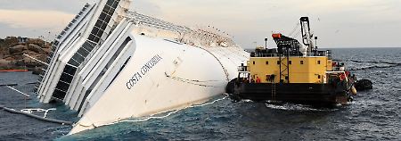 Das Brückenschiff "Pontone Meloria" musste sich mittlerweile von der "Costa Concordia" lösen.