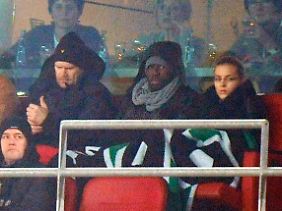 Der Neue sitzt bereits auf der Tribüne. 