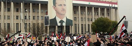 Trotz der massiven Gewalt gegen die Demokratiebewegung gelingt es Al-Assad immer wieder, große Demonstrationen seiner Unterstützer zu organisieren.