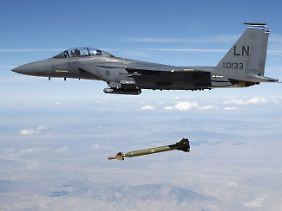Testabwurf aus größer Höhe: Kleinere Bunkerbrecher wie diese GBU-28 kann der Kampfjet F-15E "Strike Eagle" ins Ziel tragen.