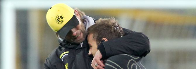 Es menschelt in Dortmund: Jürgen Klopp mit seinem Juwel Mario Götze.