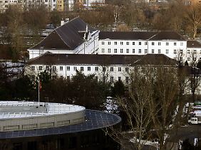 Das Bundespräsidialamt (vorn im Bild) liegt unmittelbar neben dem Schloss Bellevue in Berlin.