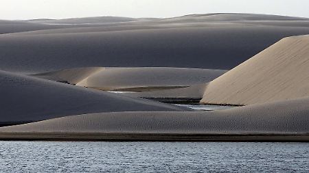 Die Sandünen und Süßwasserseen im Nationalpark Lençois Maranhenses ...
