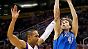 Dirk Nowitzki visiert den Korb der Phoenix Suns an.