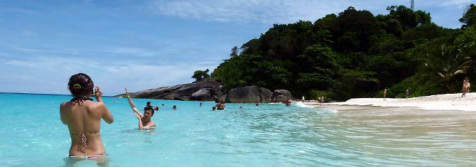 Die Traumstrände der Similan-Inseln machen die Bootsfahrt von rund 70 Kilometern auch für Reisende lohnenswert, die nicht tauchen möchten.