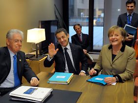 Vertrauliche Runde: Monti und Merkel bereden die Lage mit Sarkozy.
