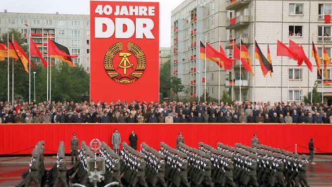 Grundsteinlegung vor 60 Jahren: Stalinallee, die sozialistische Prachtstraße