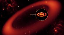 Wäre der Ring von der Erde aus sichtbar (hier eine künstlerische Darstellung), wäre er doppelt so groß wie der Mond.