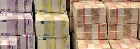 Der Fahrer ist mit einer halben Million Euro auf der Flucht.