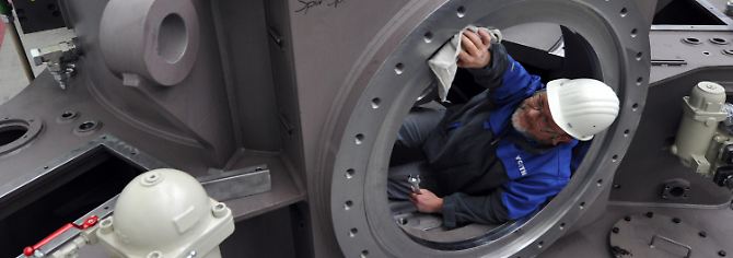 Arbeit an einem Schiffsantrieb bei der Firma Voith Turbo in Heidenheim.