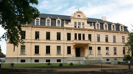 Saniert: Das Schloss Ribbeck, heute im Besitz des brandenburgischen Landkreises Havelland, wurde in mehreren Jahren für 5,2 Millionen Euro saniert und erst im Juli wiedereröffnet. In dem Gründerzeitschloss soll ein Fontane-Ribbeck-Museum die Touristen anlocken. Im Obergeschoss werden ein Mehrzweck- und Veranstaltungssaal und ein Trauzimmer sein. Ein Restaurant lädt bereits ein.