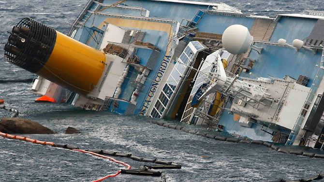 Wind und Wellengang zerrissen auch die Ölsperren auf dem Wasser.