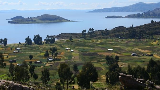 Die Aufnahme des Global Nature Fund zeigt die landwirtschaftliche Nutzung des in den peruanischen und bolivianischen Anden liegenden Titicacasees