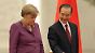 Zuvorkommend: Regierungschef Wen Jiabao heißt Angela Merkel in Peking willkommen. 