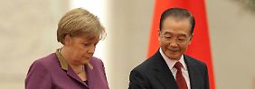 Zuvorkommend: Regierungschef Wen Jiabao heißt Angela Merkel in Peking willkommen. 