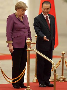 Zuvorkommend: Regierungschef Wen Jiabao heißt Angela Merkel in Peking willkommen. 