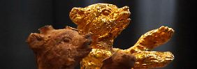 Fast fertig: Goldener und noch nicht goldener Bär.
