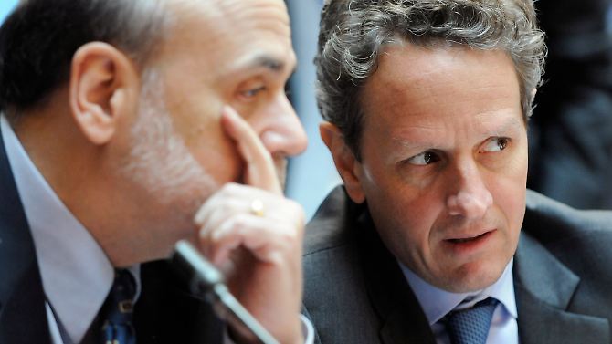 Ben Bernanke (l.) und Timothy Geithner (r.): Wie entwickelt sich die US-Wirtschaft 2012?